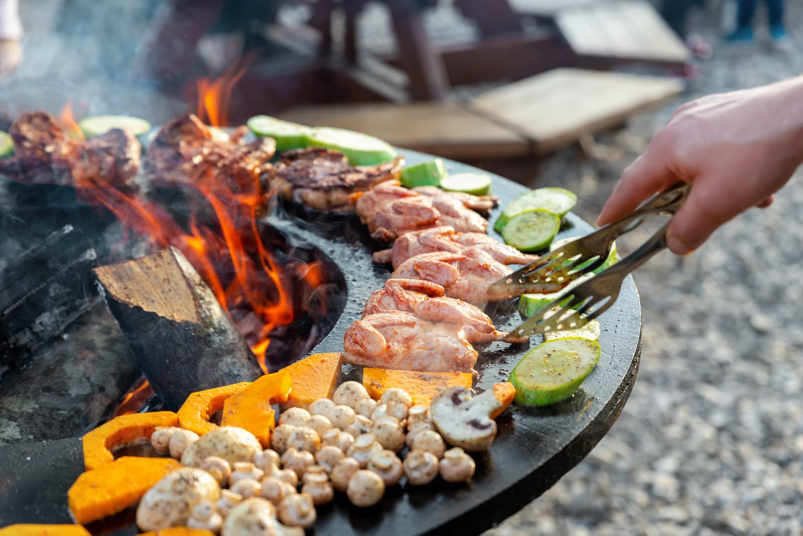 Pas Cher Barbecue & Brasero Magasin -Pas Cher Barbecue & Brasero Magasin chaleur polyvalence deco le brasero presente moultes avantages photo shutterstock 1715330291